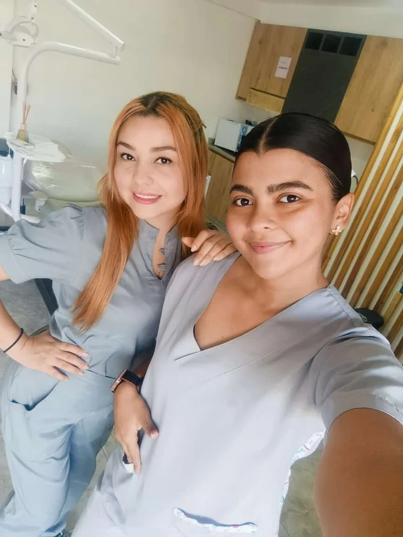 Dra. Nataly Jiménez y Vanesa López en el consultorio